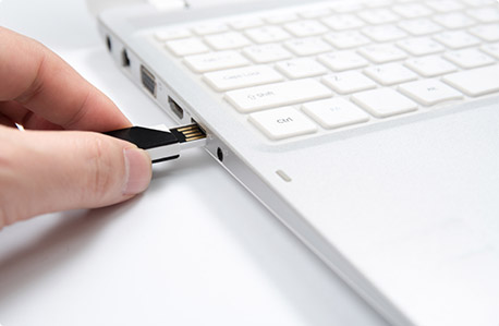 Plug Your USB Flash Drive into Your Computer Plug Your USB Flash Drive into Your Computer